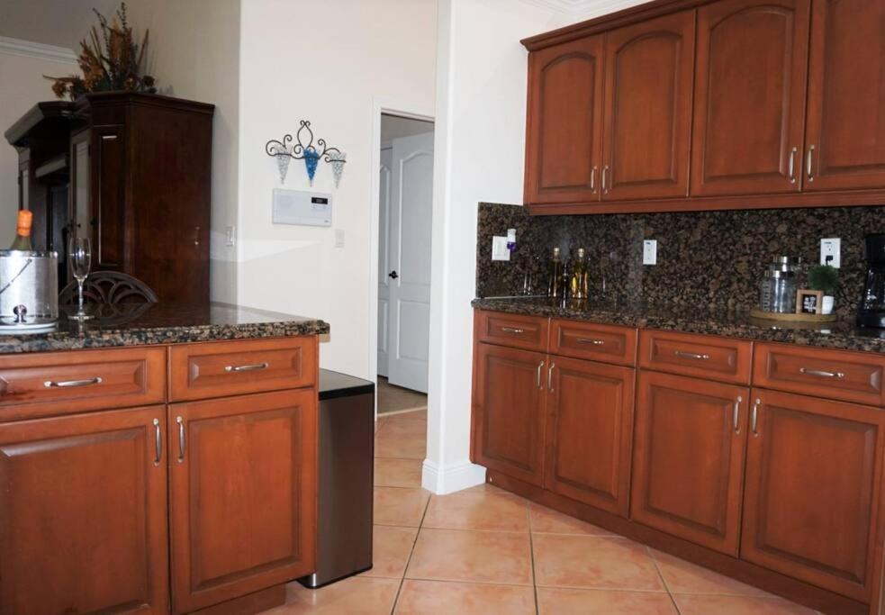 New Luxury Vacation Dream Rental- Sleeps 15! Miami Exterior photo